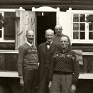 Konge og Kronprins utenfor Trangenhytta i Balsfjord. Mellom 2. mai og 7. juni 1940 ble Norge styrt herfra. Foto: Nikolai Ramm Østgaard, De kongelige samlinger.